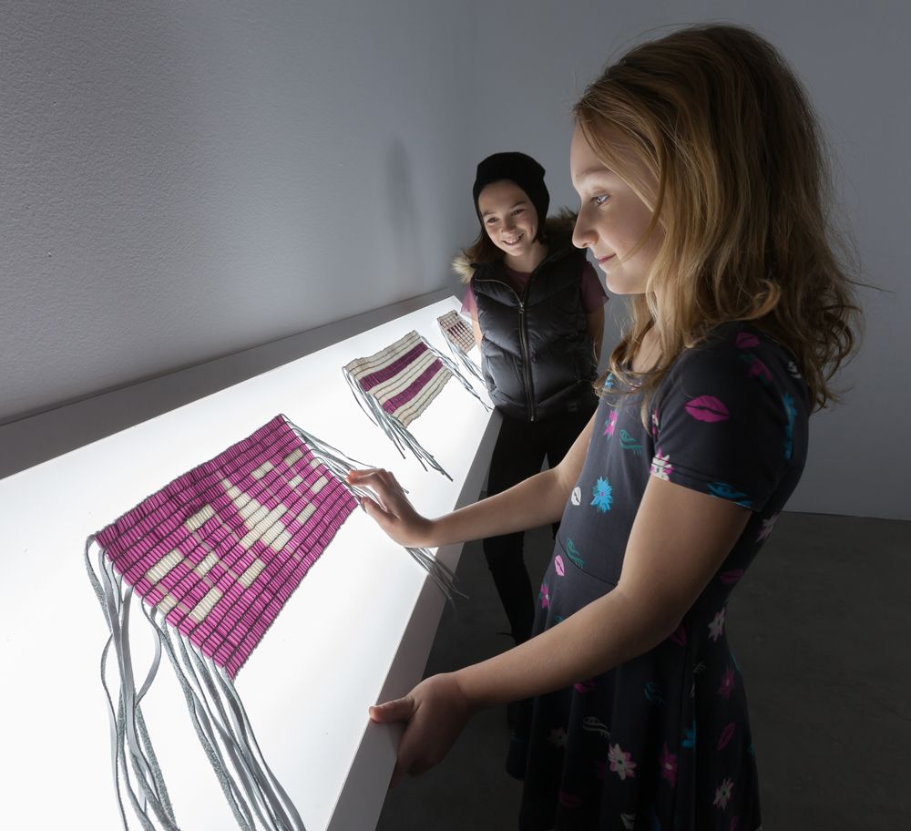 Visite commentée de l’exposition _Skawennati. Teiakwanahstahsontéhrha’ | Nous tendons les perches_, VOX, du 28 octobre 2017 au 27 janvier 2018. Crédit : Michel Brunelle.