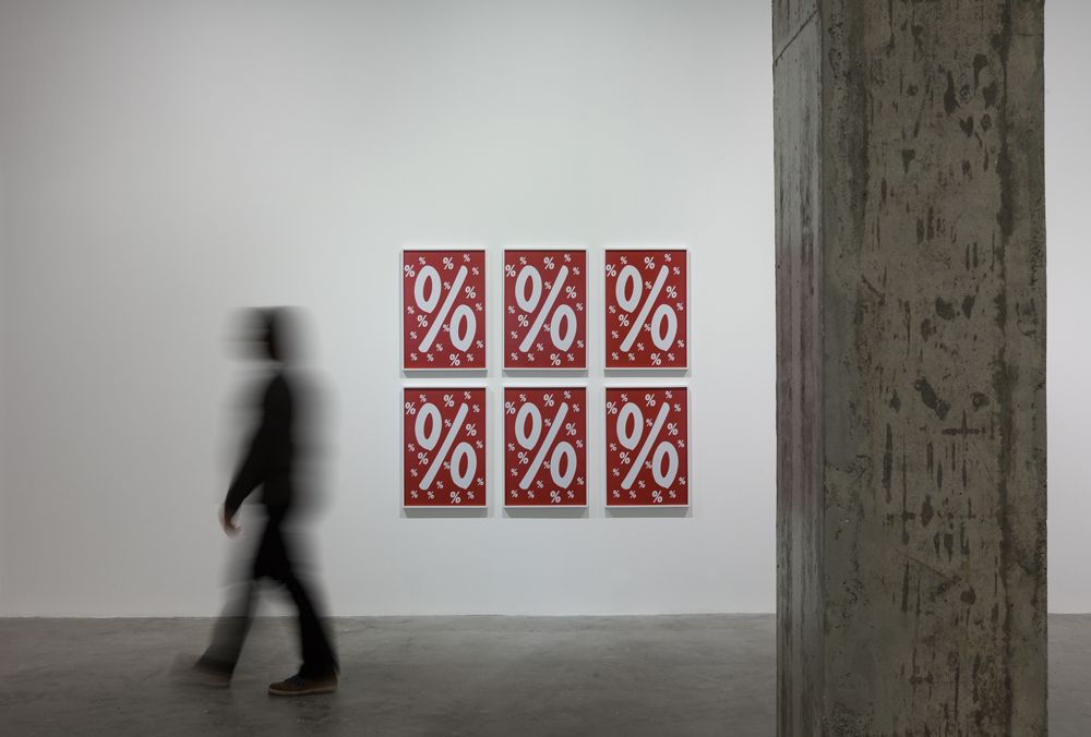 Vue de l’exposition _Annette Kelm_, VOX, du 11 mai au 25 juin 2016. Crédit : Michel Brunelle.