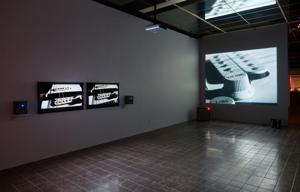 Vue de l’exposition _Nelson Henricks_, VOX, 2009. Photo : Michel Brunelle.