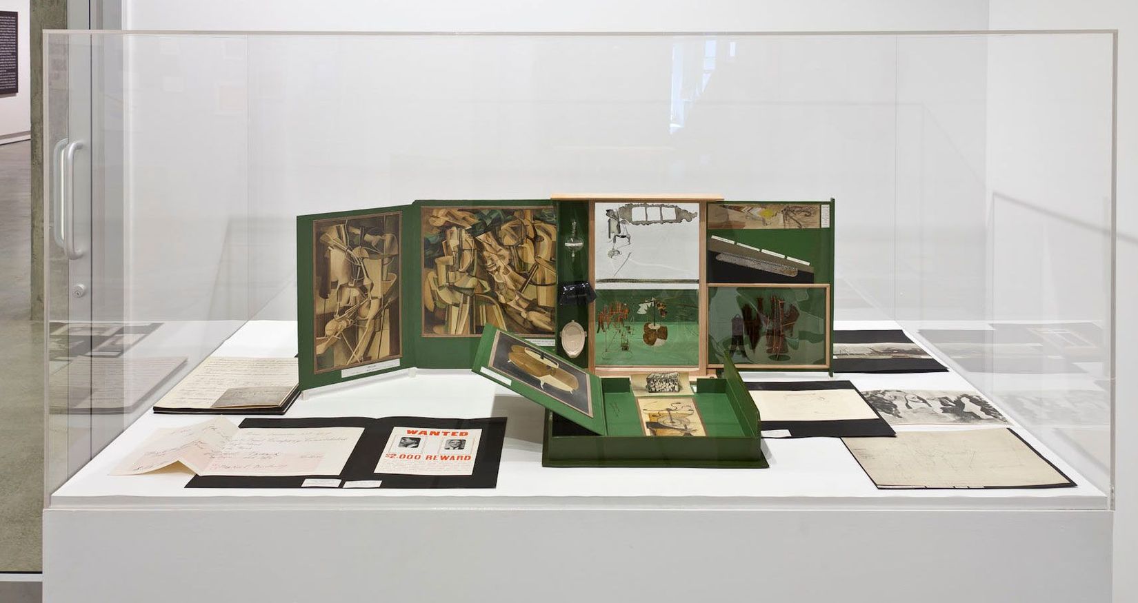 Vue de l’exposition _Histoires de l’art,_ VOX, 16 mars au 19 mai 2012. Crédit : Michel Brunelle.
