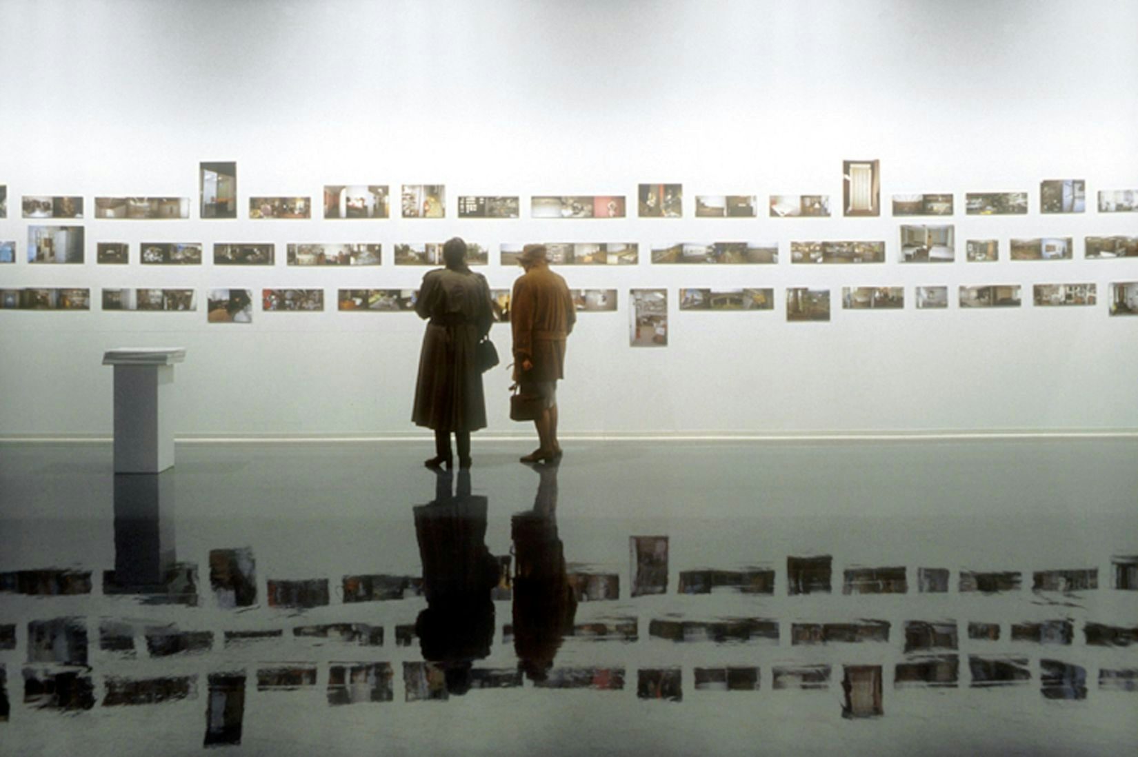 Vue de l’exposition La vie en temps réel. Mode ralenti, VOX, 2002. Photo : Emmanuelle Léonard