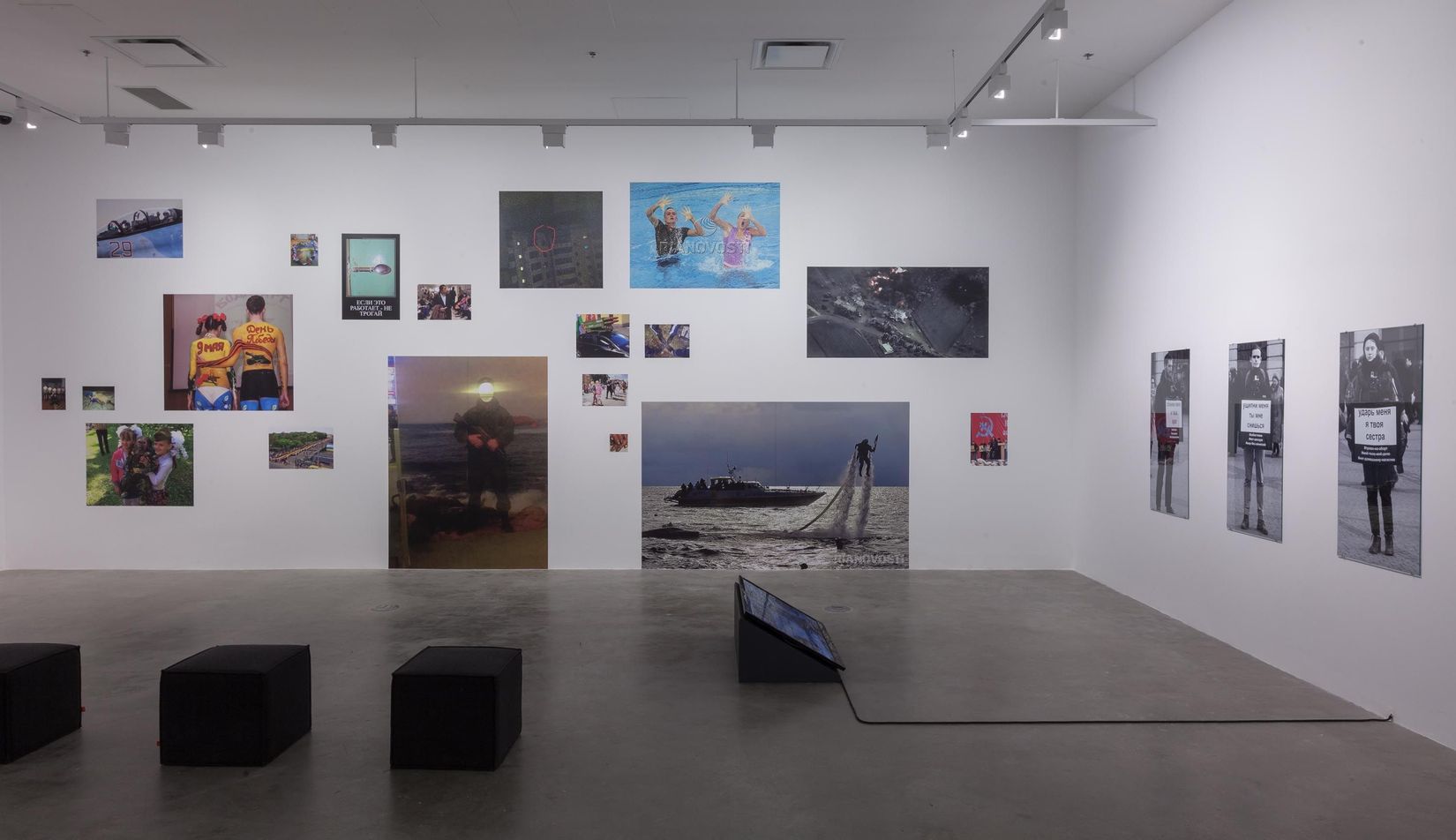 Vue de l’exposition Chto Delat? Pratiques performatives de notre temps, VOX, 2018. Photo : Michel Brunelle.