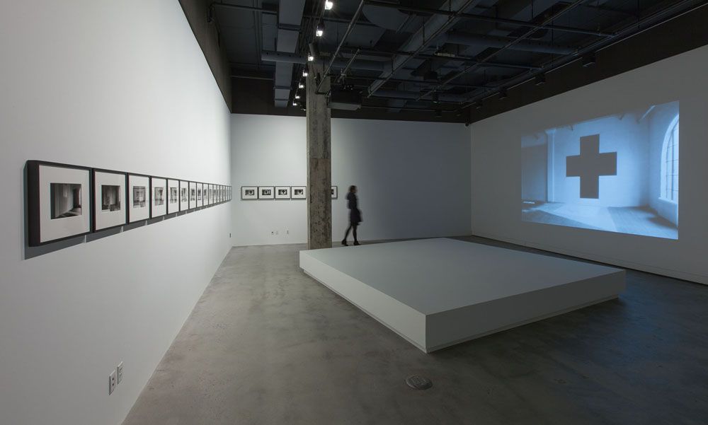 Vue de l’exposition _Irene F.Whittome. Room 901_, VOX, du 25 janvier au 9 mars 2013. Crédit : Michel Brunelle.