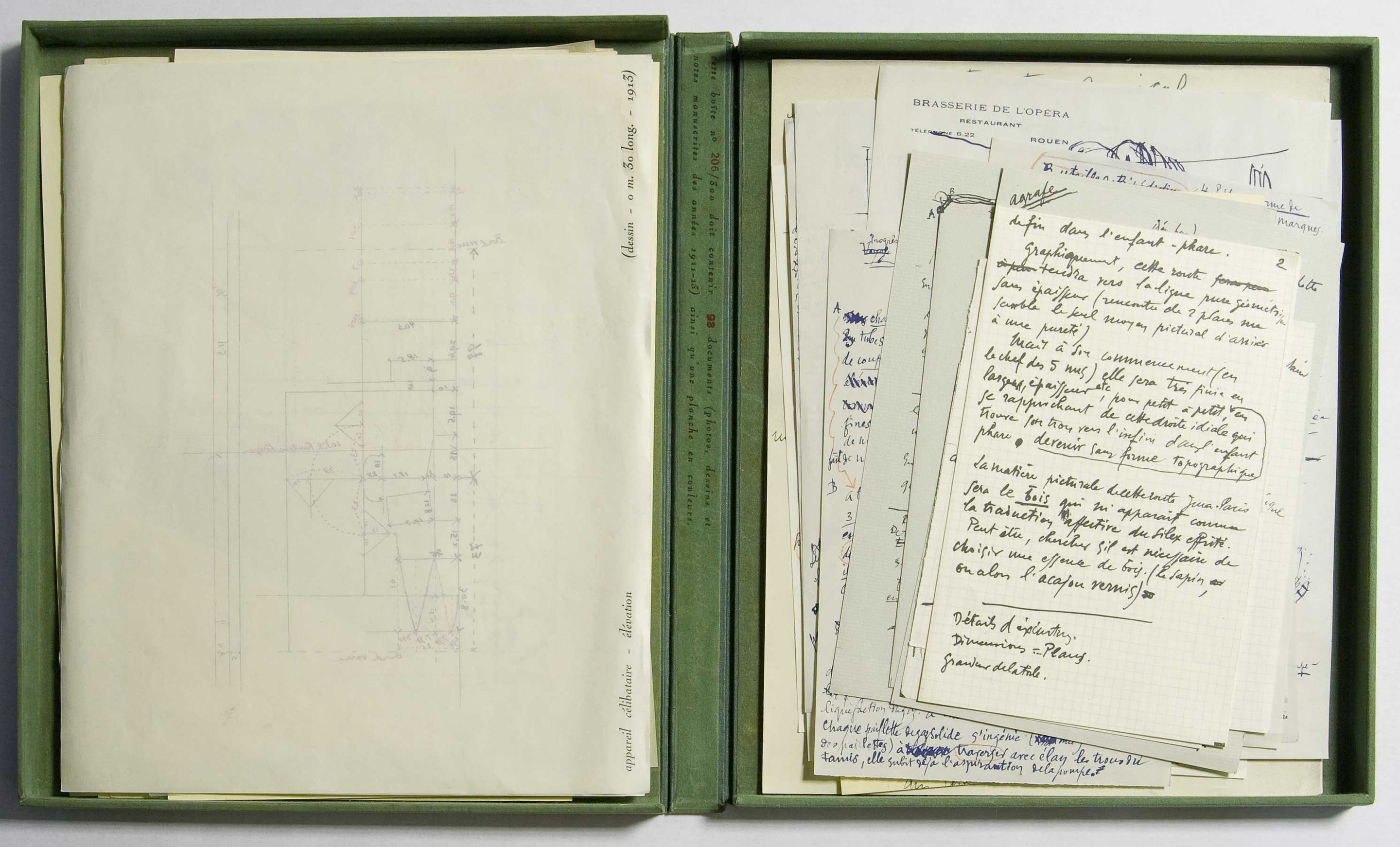 Marcel Duchamp_, La Boîte verte_, 1934, 93 documents (photos, dessins, notes des années 1911-1915) et 1 planche. Avec l’aimable permission de Bill Vazan. Crédit : Michel Brunelle.