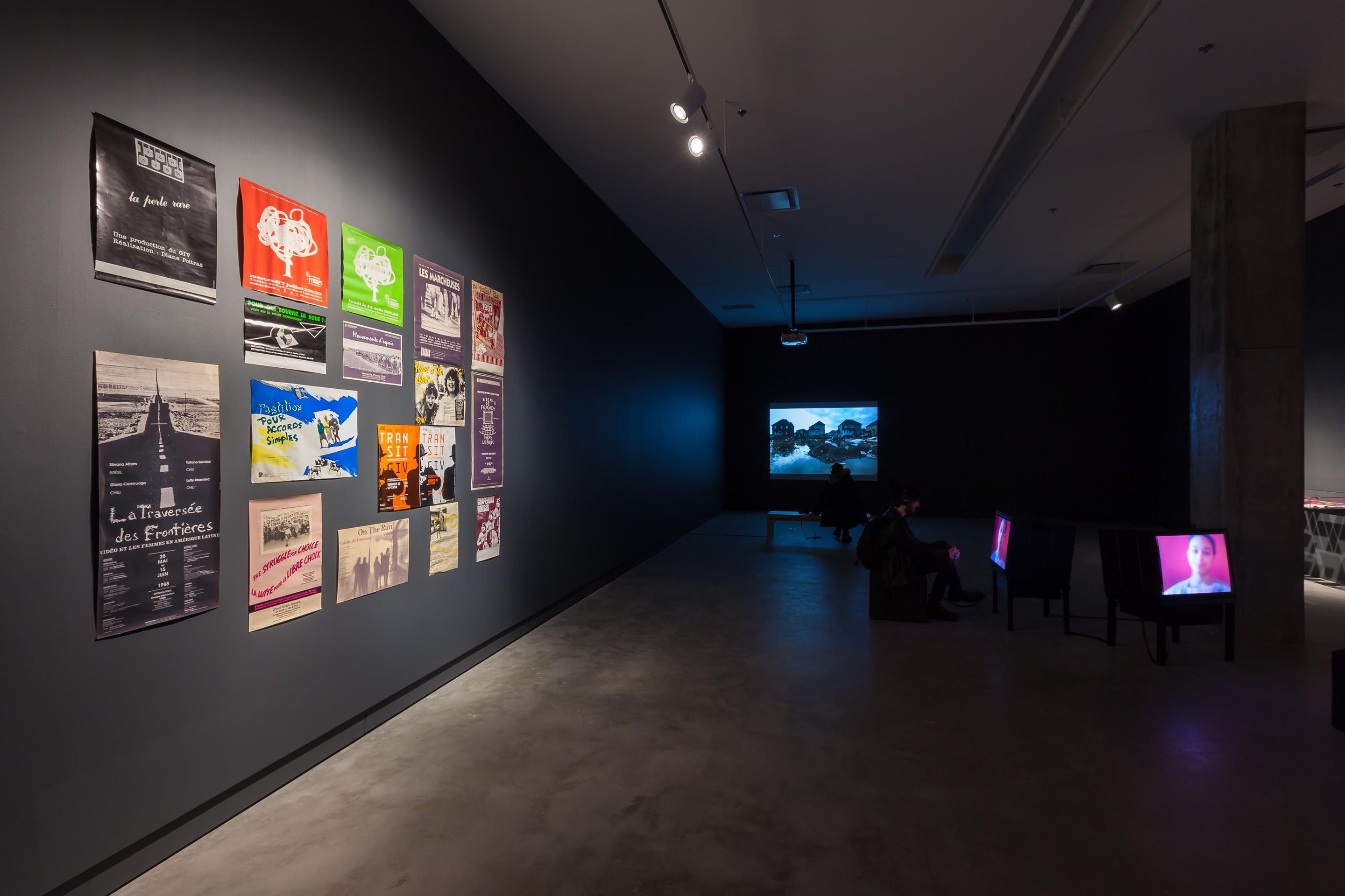 Vue de l'exposition Faire des histoires à VOX, 2015. Photo : Michel Brunelle.