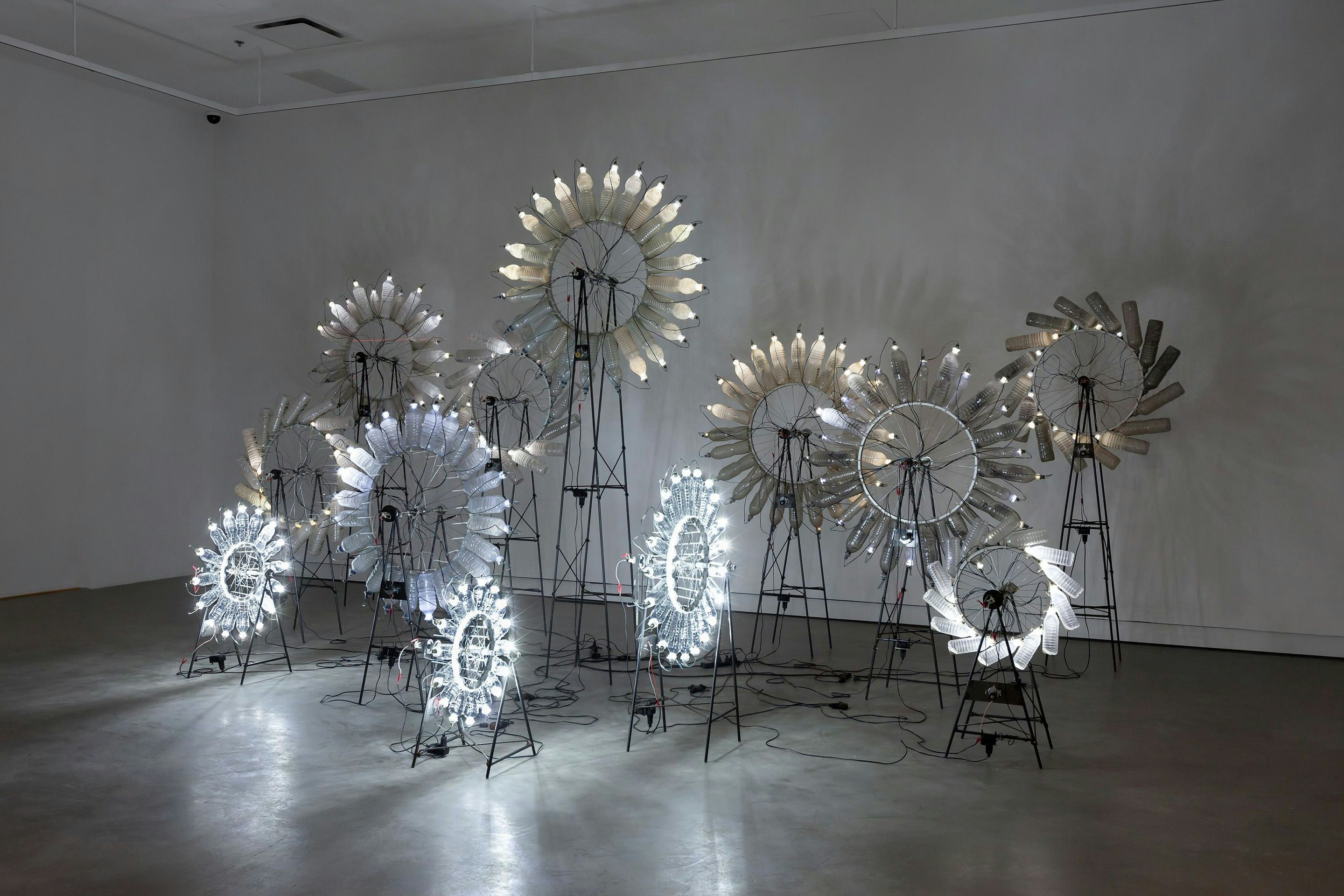 Diane Landry, vue de l’exposition montrant l’installation Chevalier de la résignation infinie, 2009