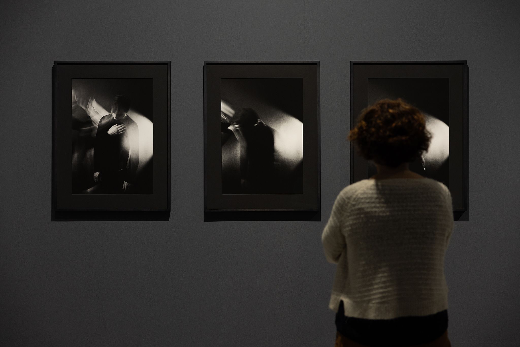 Vue de l’exposition Carl Trahan. Qu’est-ce que l’ombre pour qu’il faille la saisir ?, VOX, 2026. Crédit : Michael Patten/VOX.